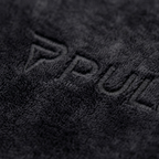 Serviette de musculation Pullstra noire – gros plan sur la texture